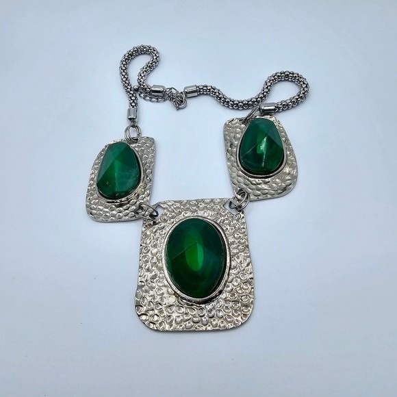 Statement Necklace Unique Green Gem Hammered Silvertone Metal 18" - Picture 7 of 7